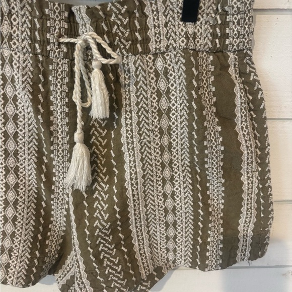 House of Harlow 1960 x Revolve linen embroidered shorts size large . Never worn - Picture 5 of 9
